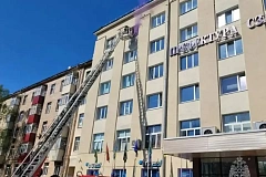 Сотрудники Управления по СЗАО ГУ МЧС России по г. Москве совместно с Префектурой округа провели занятия по отработке действий при возникновении возгорания в здании с массовым пребыванием людей.