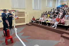Сотрудники 1 ТОНПР по СЗАО УНПР ГУ МЧС России по г. Москве провели урок безопасности на базе детского санатория №42 в Серебряном бору.