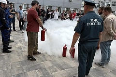 Сотрудники МЧС России провели учебно-методическое занятие по пожарной безопасности с работниками административного здания района Щукино города Москвы.