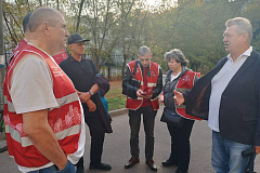 Сотрудники ОПП района Хорошево-Мневники проводят работу в жилом секторе в рамках общегородского мероприятия «Мой безопасный район»